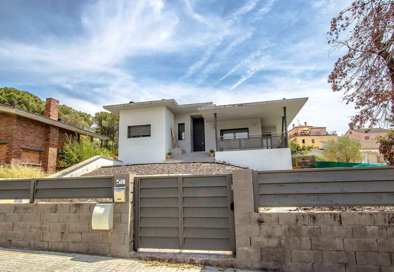 Villa in Sils - Modern Marvel - 26km to Costa Brava beaches!