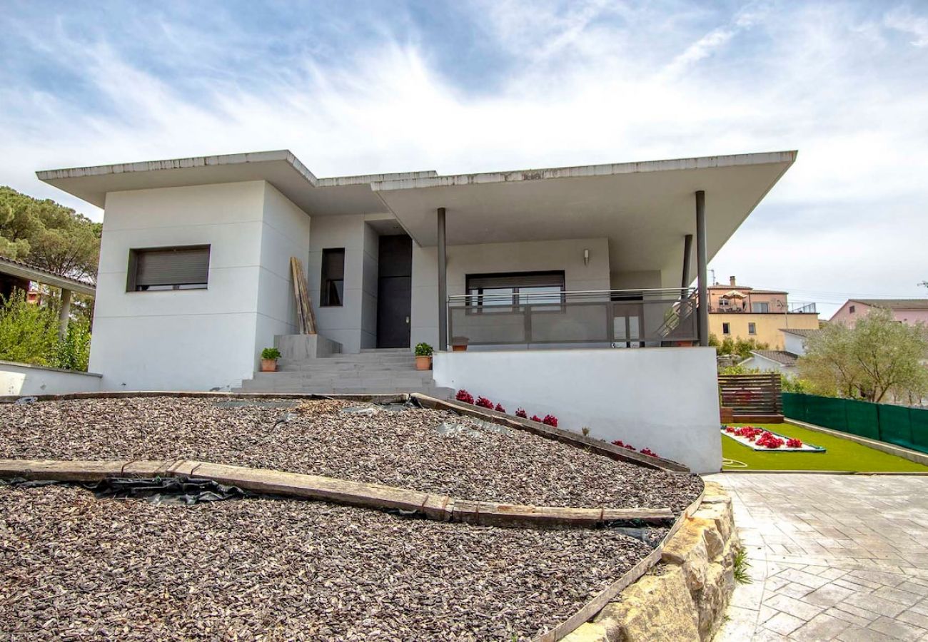 Villa in Sils - Modern Marvel - 26km to Costa Brava beaches!