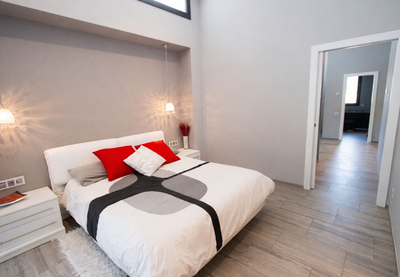 Villa in Sils - Modern Marvel - 26km to Costa Brava beaches!