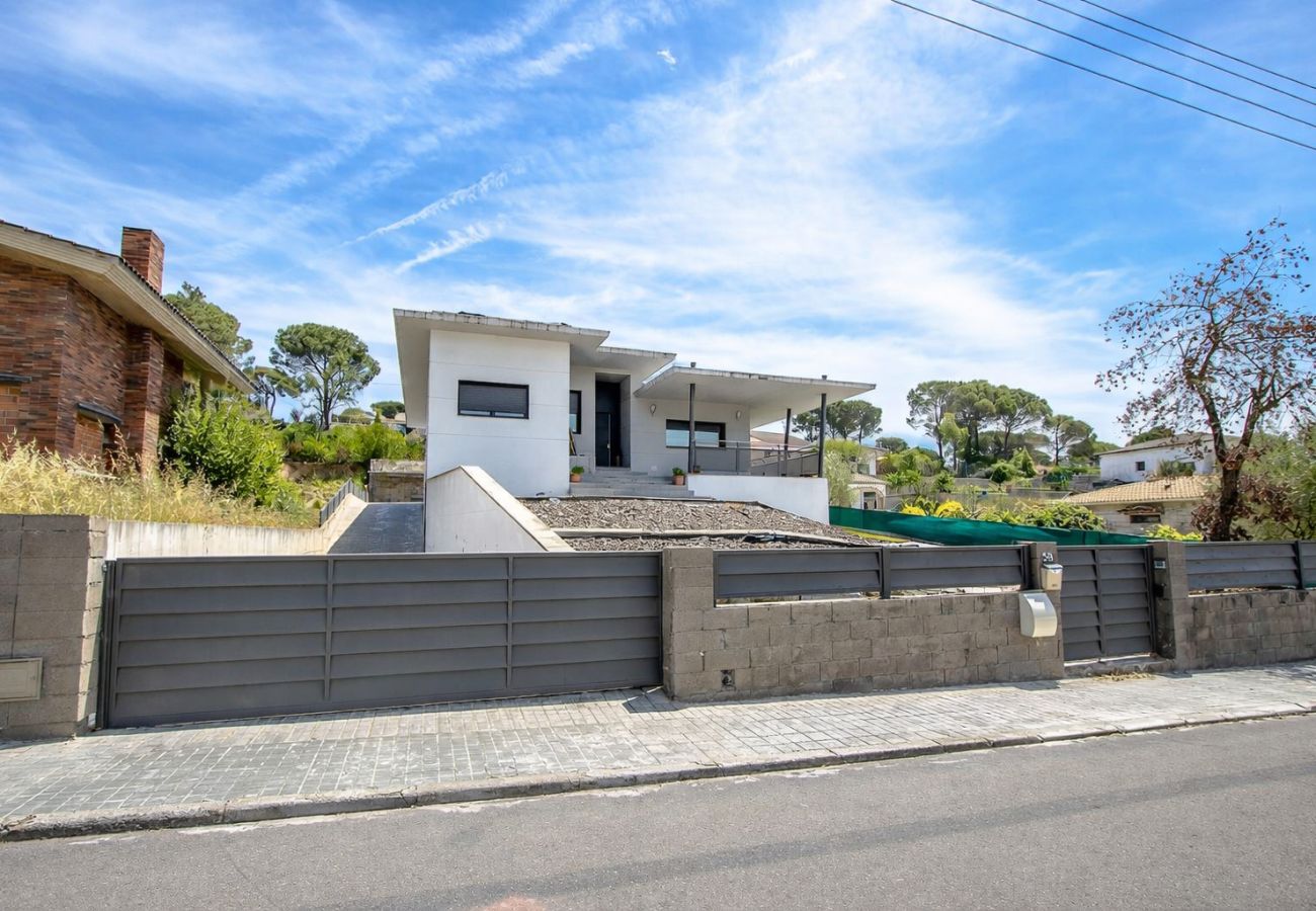 Villa in Sils - Modern Marvel - 26km to Costa Brava beaches!