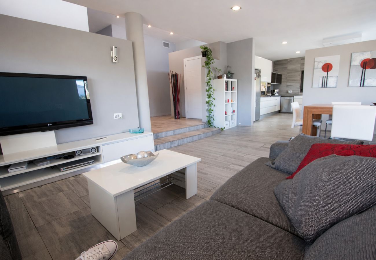 Villa in Sils - Modern Marvel - 26km to Costa Brava beaches!