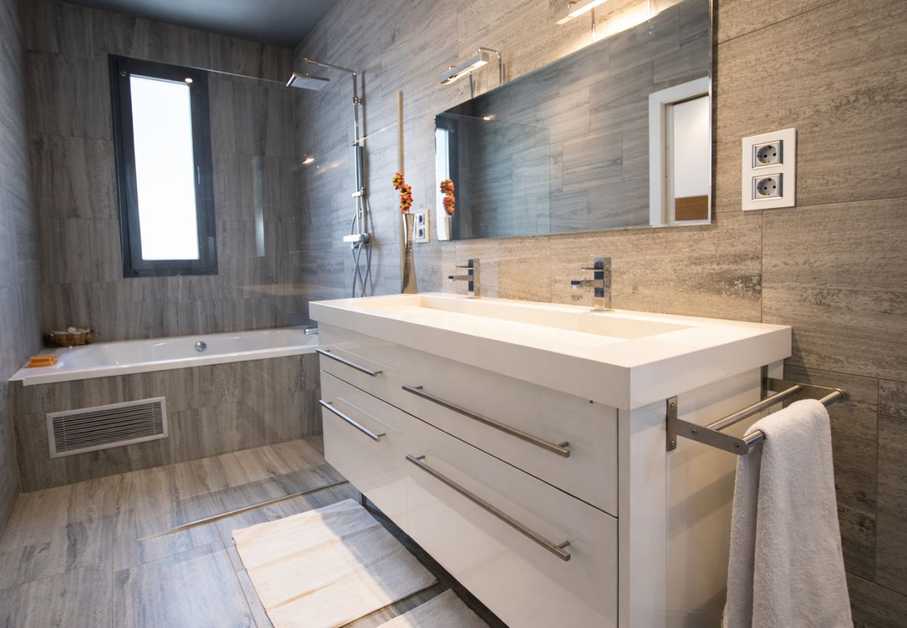 Villa in Sils - Modern Marvel - 26km to Costa Brava beaches!