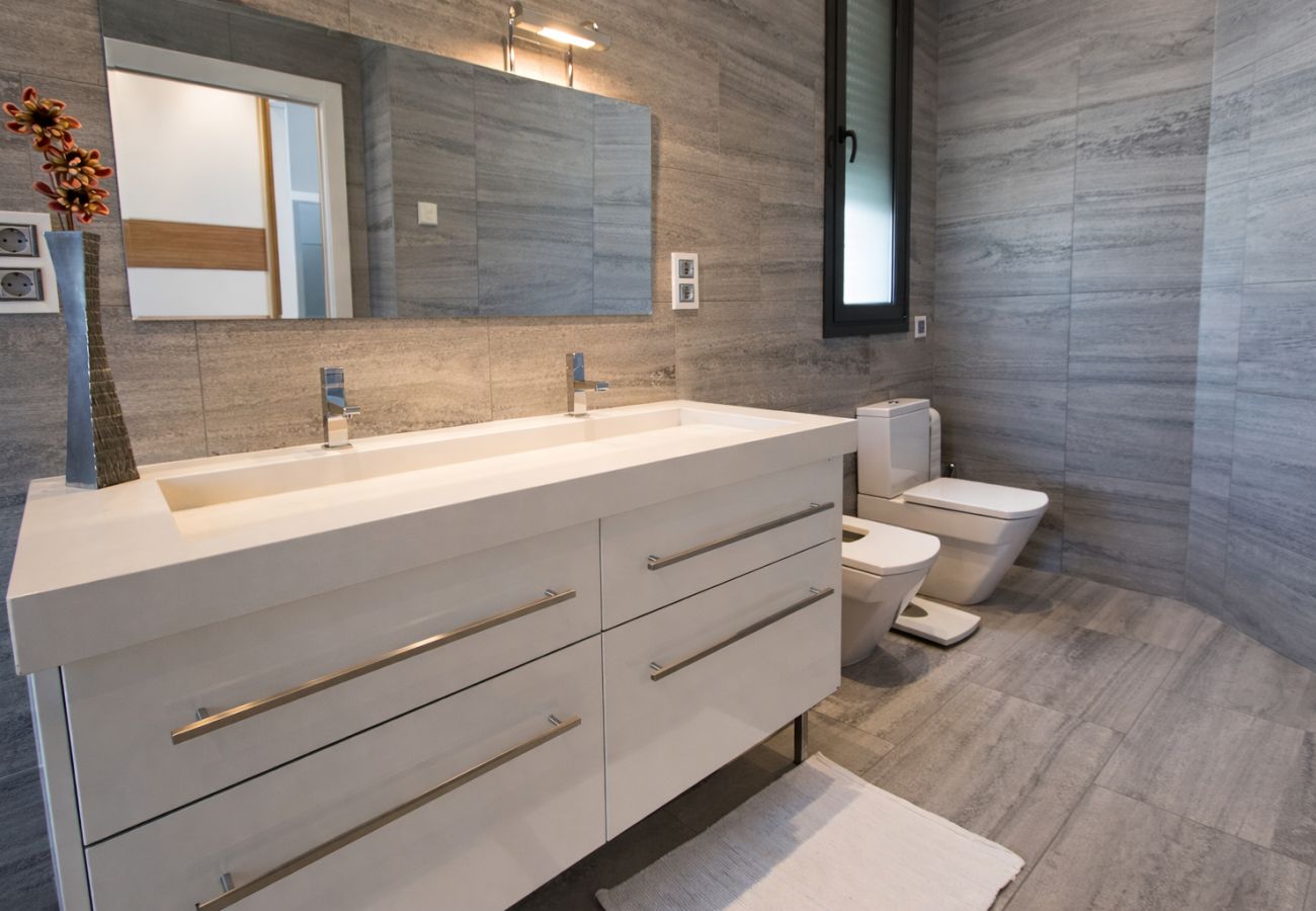 Villa in Sils - Modern Marvel - 26km to Costa Brava beaches!