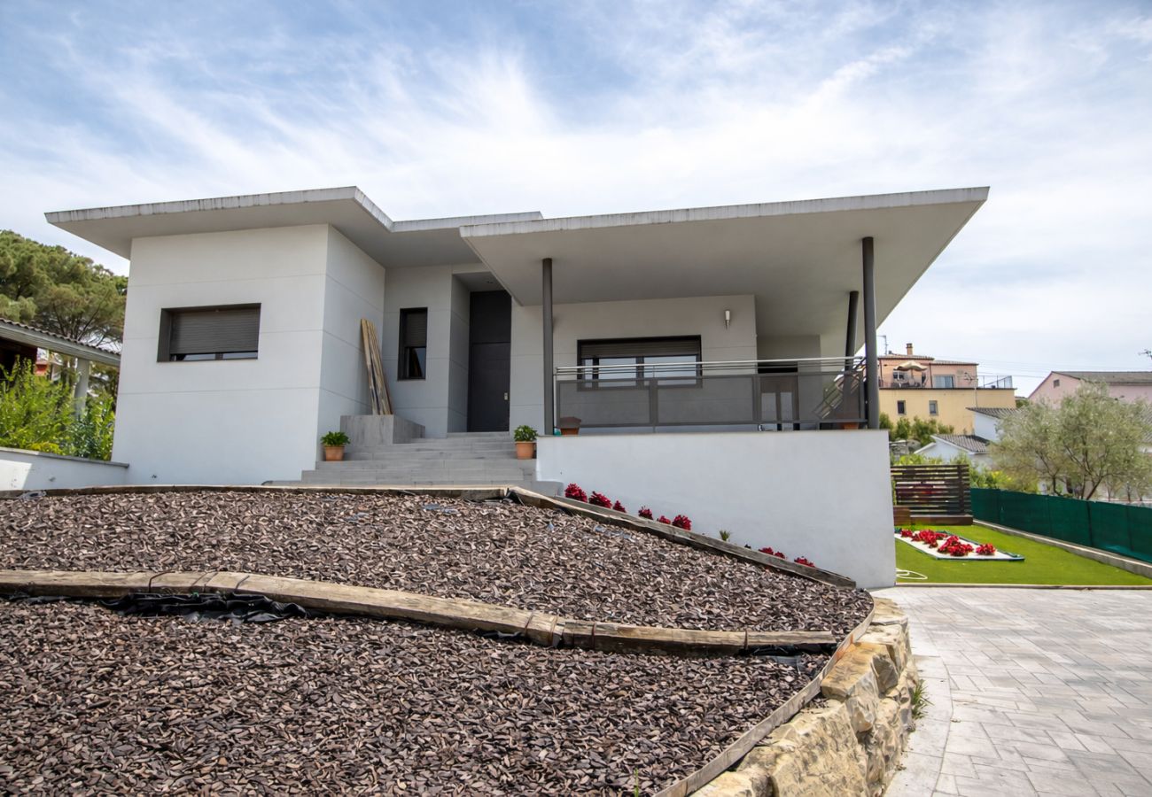 Villa in Sils - Modern Marvel - 26km to Costa Brava beaches!