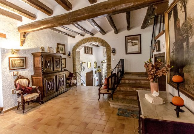 Villa in Santa Oliva - Regal Retreat with extra large pool near Sitges