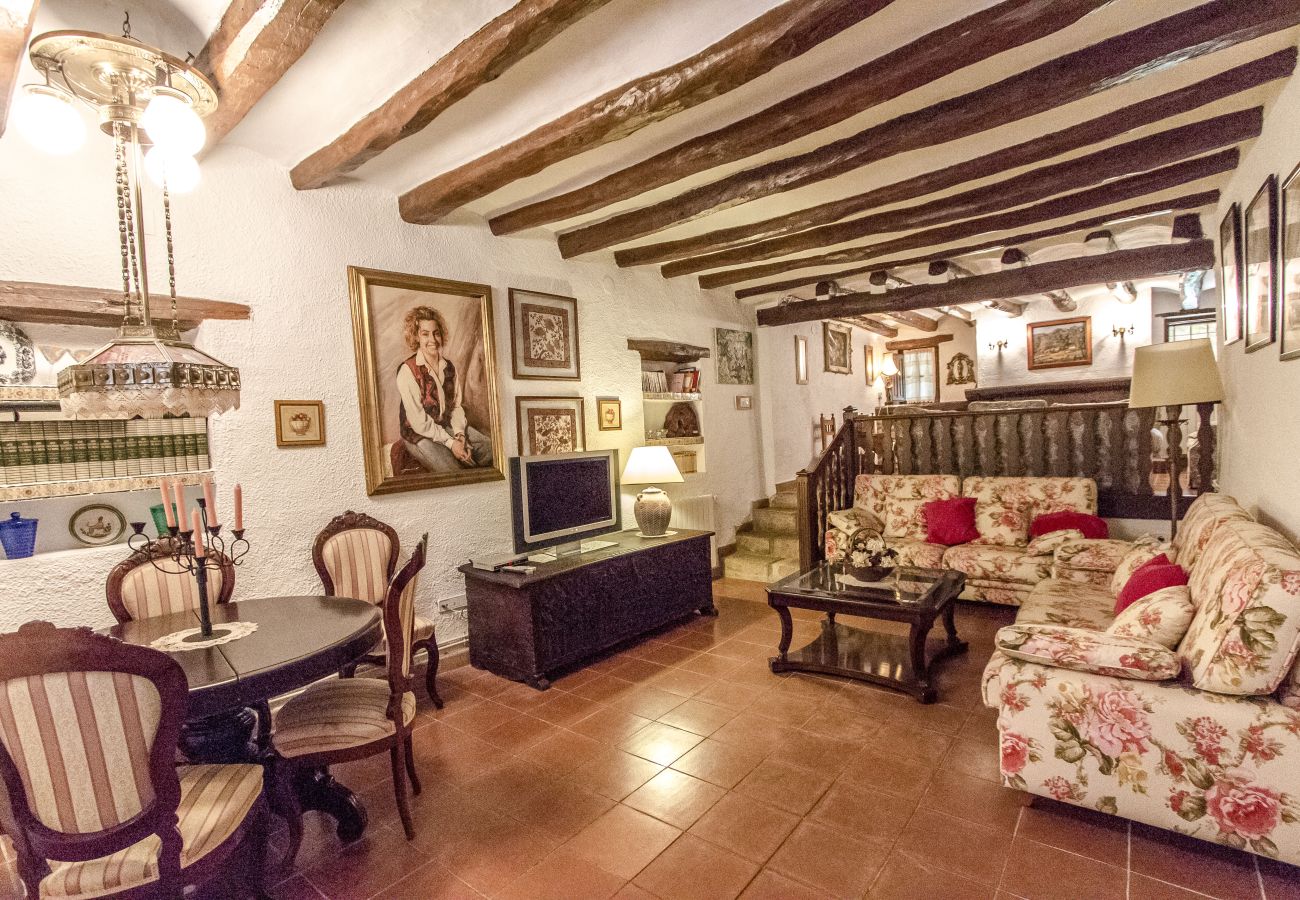 Villa in Santa Oliva - Regal Retreat with extra large pool near Sitges