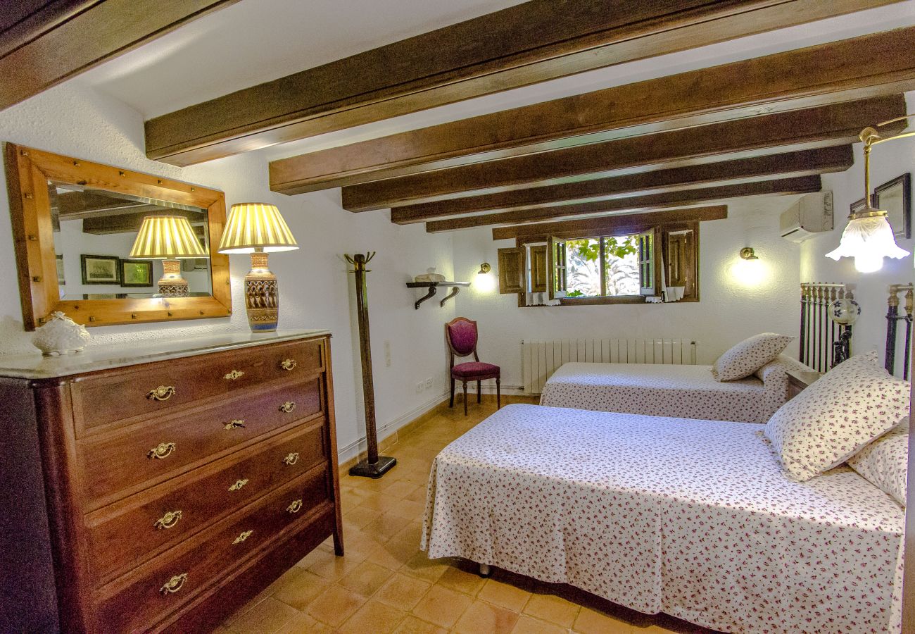 Villa in Santa Oliva - Regal Retreat with extra large pool near Sitges