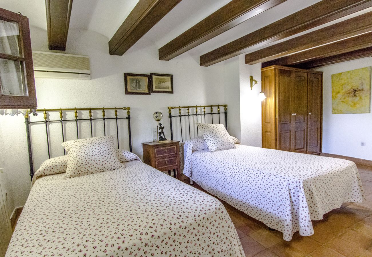 Villa in Santa Oliva - Regal Retreat with extra large pool near Sitges