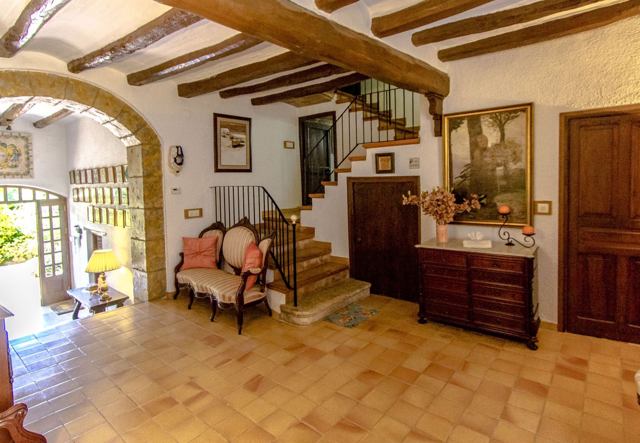 Villa in Santa Oliva - Regal Retreat with extra large pool near Sitges