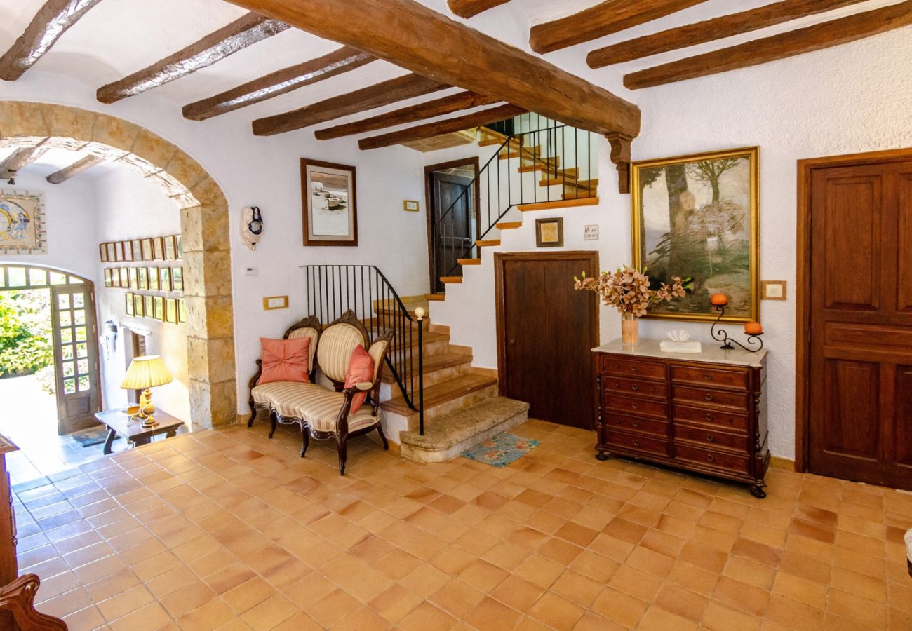 Villa in Santa Oliva - Regal Retreat with extra large pool near Sitges