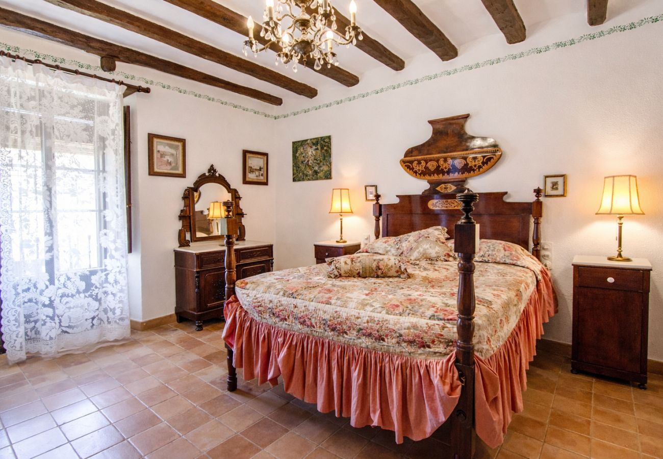 Villa in Santa Oliva - Regal Retreat with extra large pool near Sitges