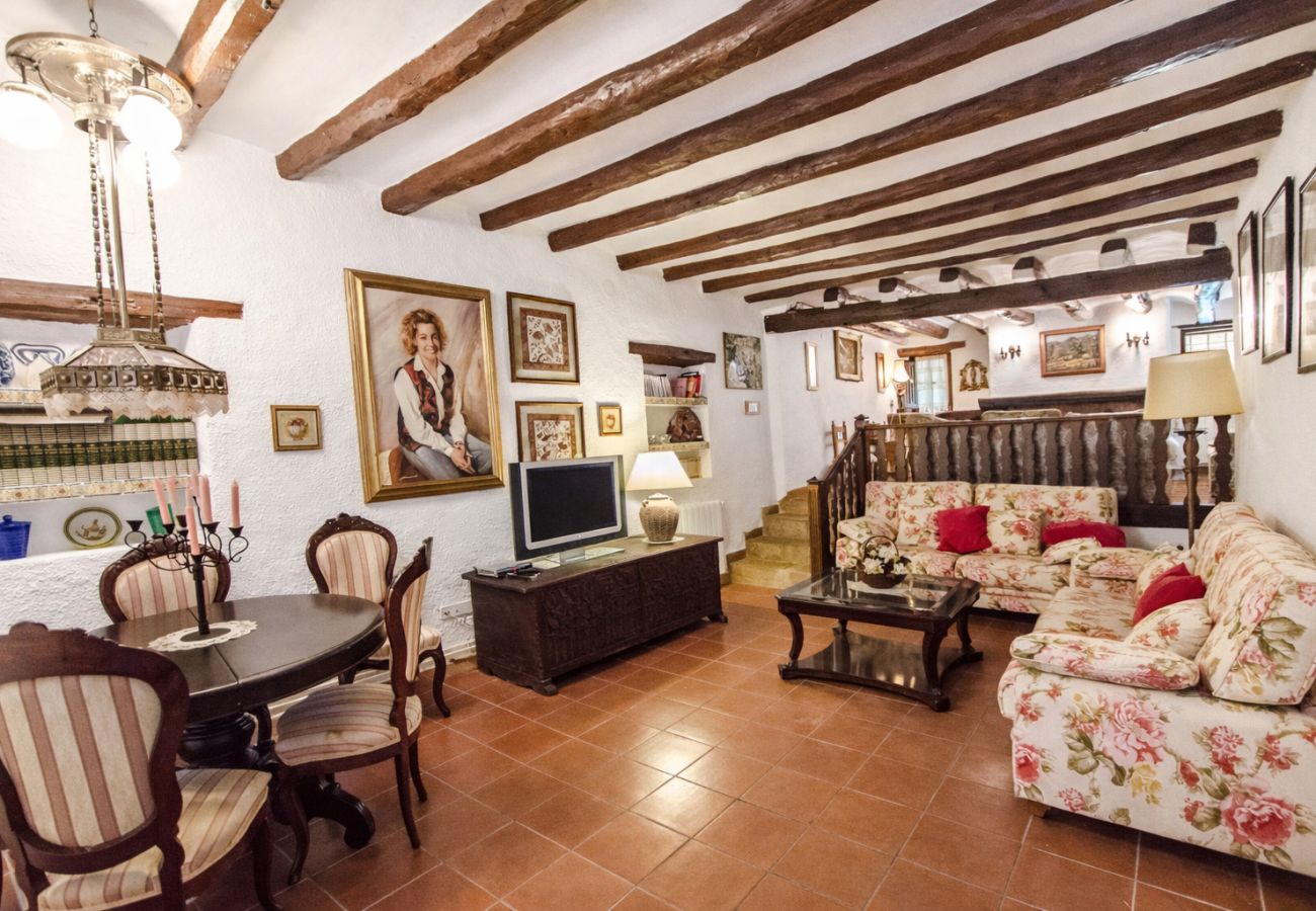 Villa in Santa Oliva - Regal Retreat with extra large pool near Sitges