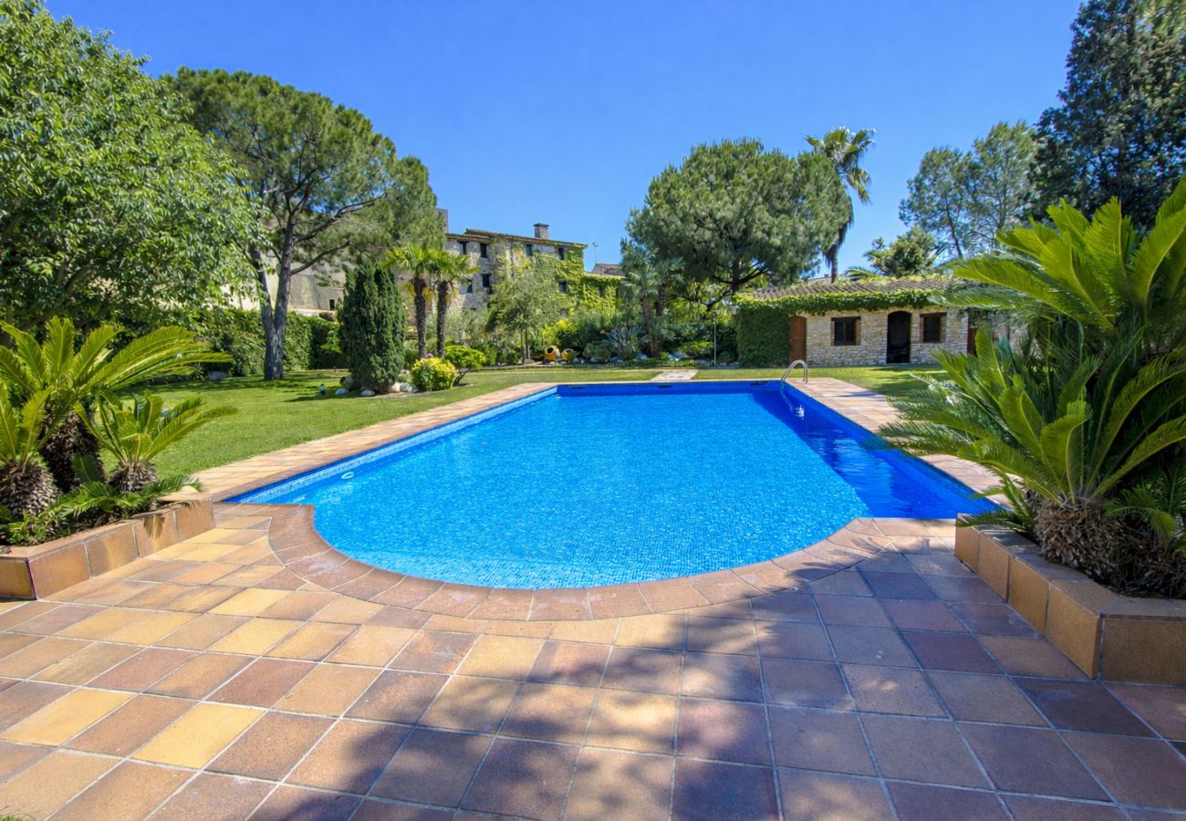 Villa in Santa Oliva - Regal Retreat with extra large pool near Sitges