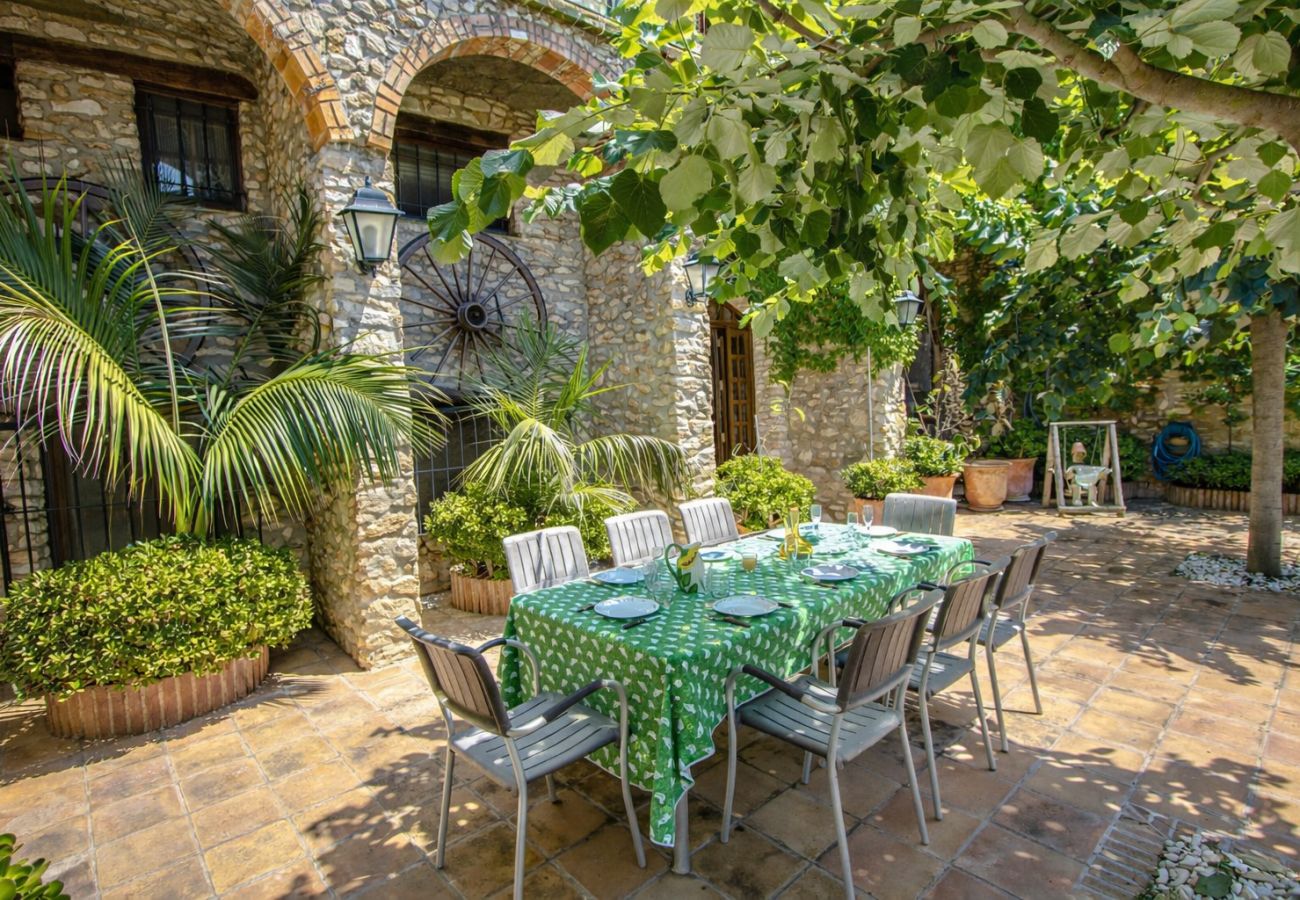 Villa in Santa Oliva - Regal Retreat with extra large pool near Sitges