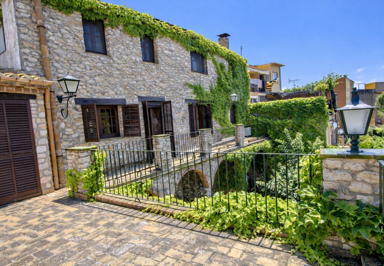 Villa in Santa Oliva - Regal Retreat with extra large pool near Sitges