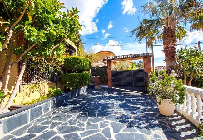 Villa in Torrelles de Llobregat - Mountain escape w/ amazing views just 25km to BCN! Villa in Torrelles de Llobregat - Mountain escape w/ amazing views just 25km to BCN!