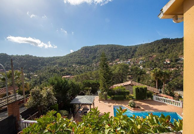 Villa in Torrelles de Llobregat - Mountain escape w/ amazing views just 25km to BCN! Villa in Torrelles de Llobregat - Mountain escape w/ amazing views just 25km to BCN!