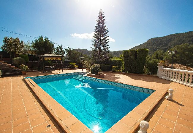 Villa in Torrelles de Llobregat - Mountain escape w/ amazing views just 25km to BCN! Villa in Torrelles de Llobregat - Mountain escape w/ amazing views just 25km to BCN!