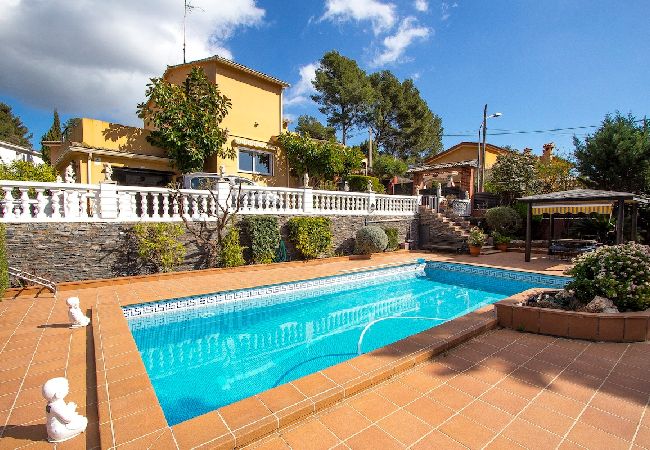 Villa in Torrelles de Llobregat - Mountain escape w/ amazing views just 25km to BCN! Villa in Torrelles de Llobregat - Mountain escape w/ amazing views just 25km to BCN!
