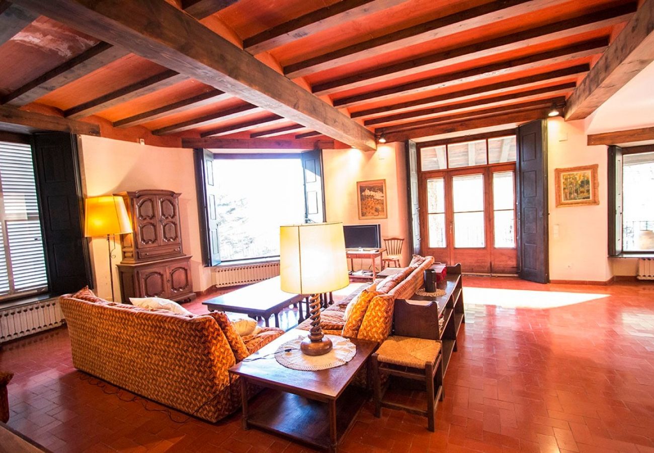 Villa in Castellar del Vallés - Heavenly Haven for 16 pax - 30km from Barcelona!