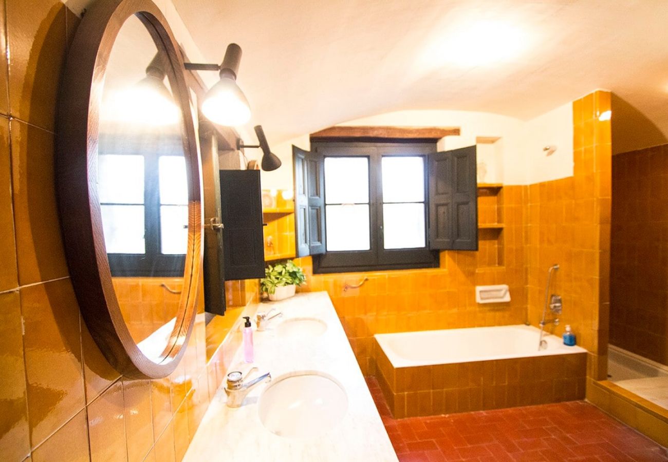 Villa in Castellar del Vallés - Heavenly Haven for 16 pax - 30km from Barcelona!