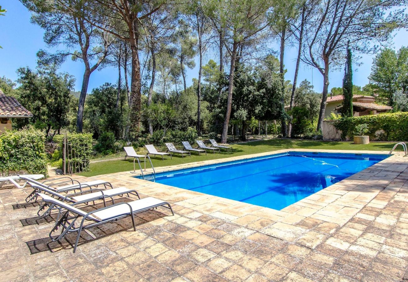 Villa in Castellar del Vallés - Heavenly Haven for 16 pax - 30km from Barcelona!