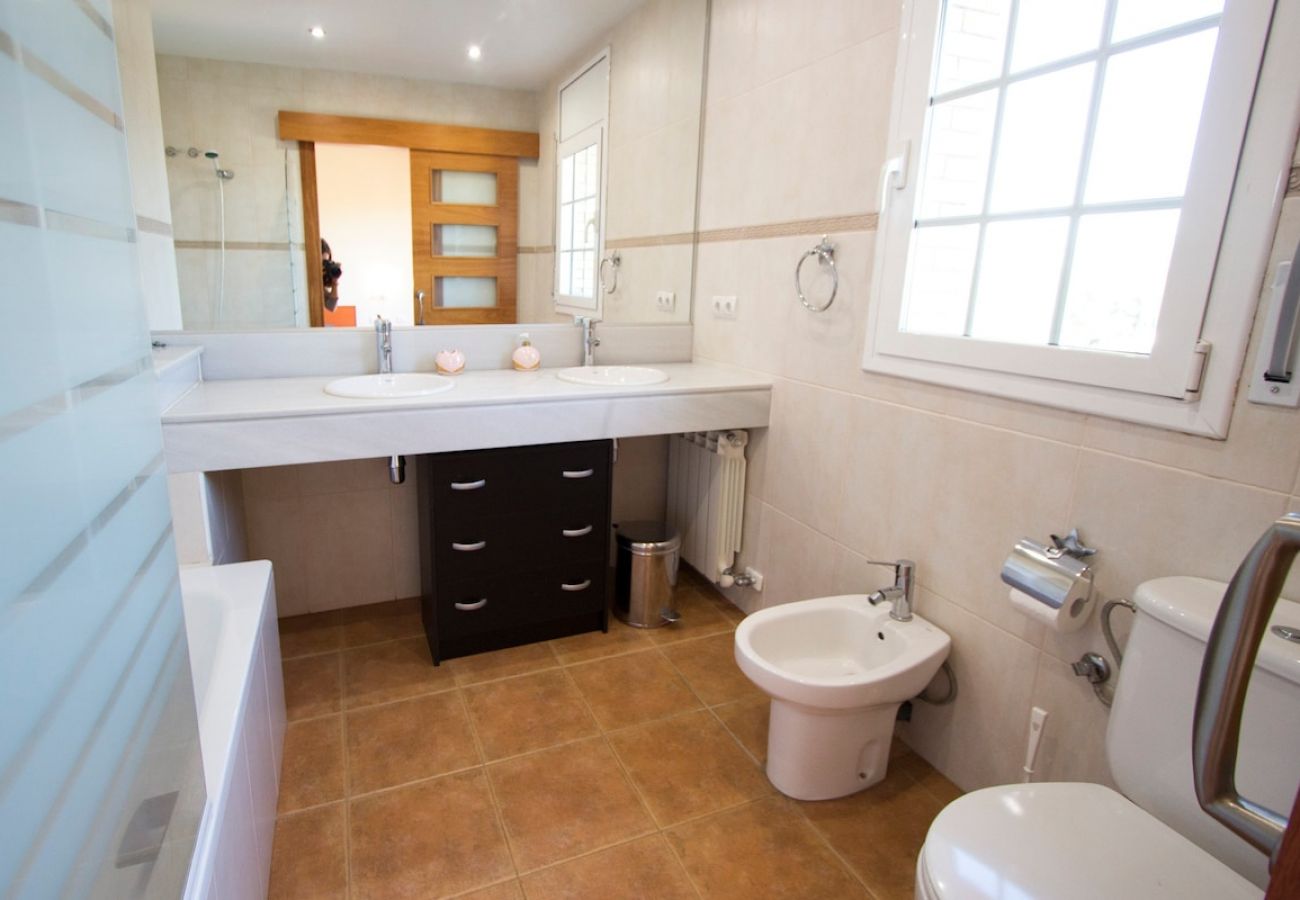 Villa in Sils - Tranquil Costa Brava Retreat with private suite!