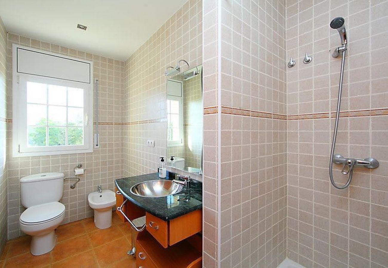 Villa in Sils - Tranquil Costa Brava Retreat with private suite!