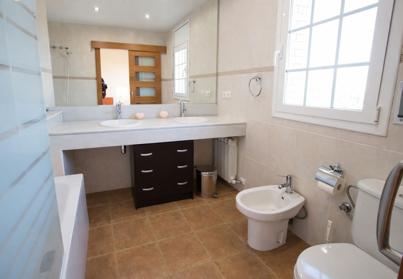 Villa in Sils - Tranquil Costa Brava Retreat with private suite!