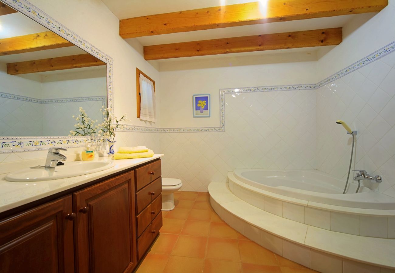 Villa in Pollensa / Pollença -  Charming villa w/ pool walking distance to beach!