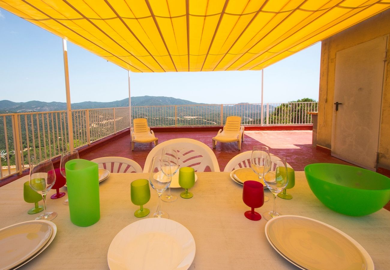 Villa in Lloret de Mar - Fun and Frolic in Lloret del Mar 3.5km to beach!