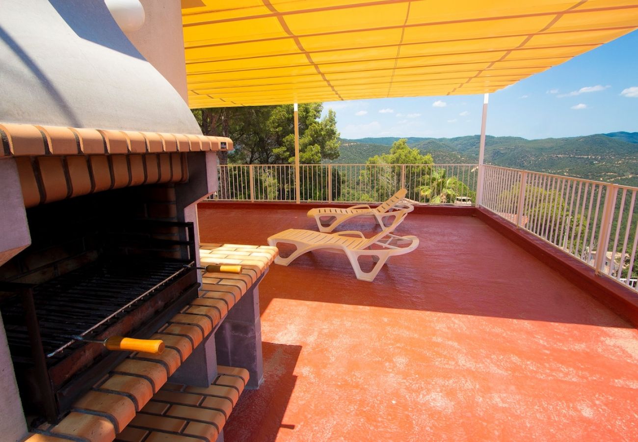 Villa in Lloret de Mar - Fun and Frolic in Lloret del Mar 3.5km to beach!