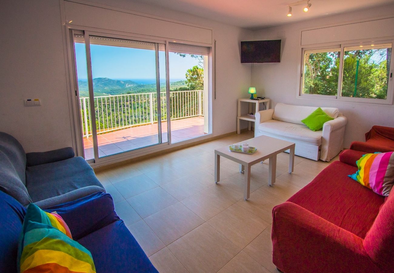 Villa in Lloret de Mar - Fun and Frolic in Lloret del Mar 3.5km to beach!