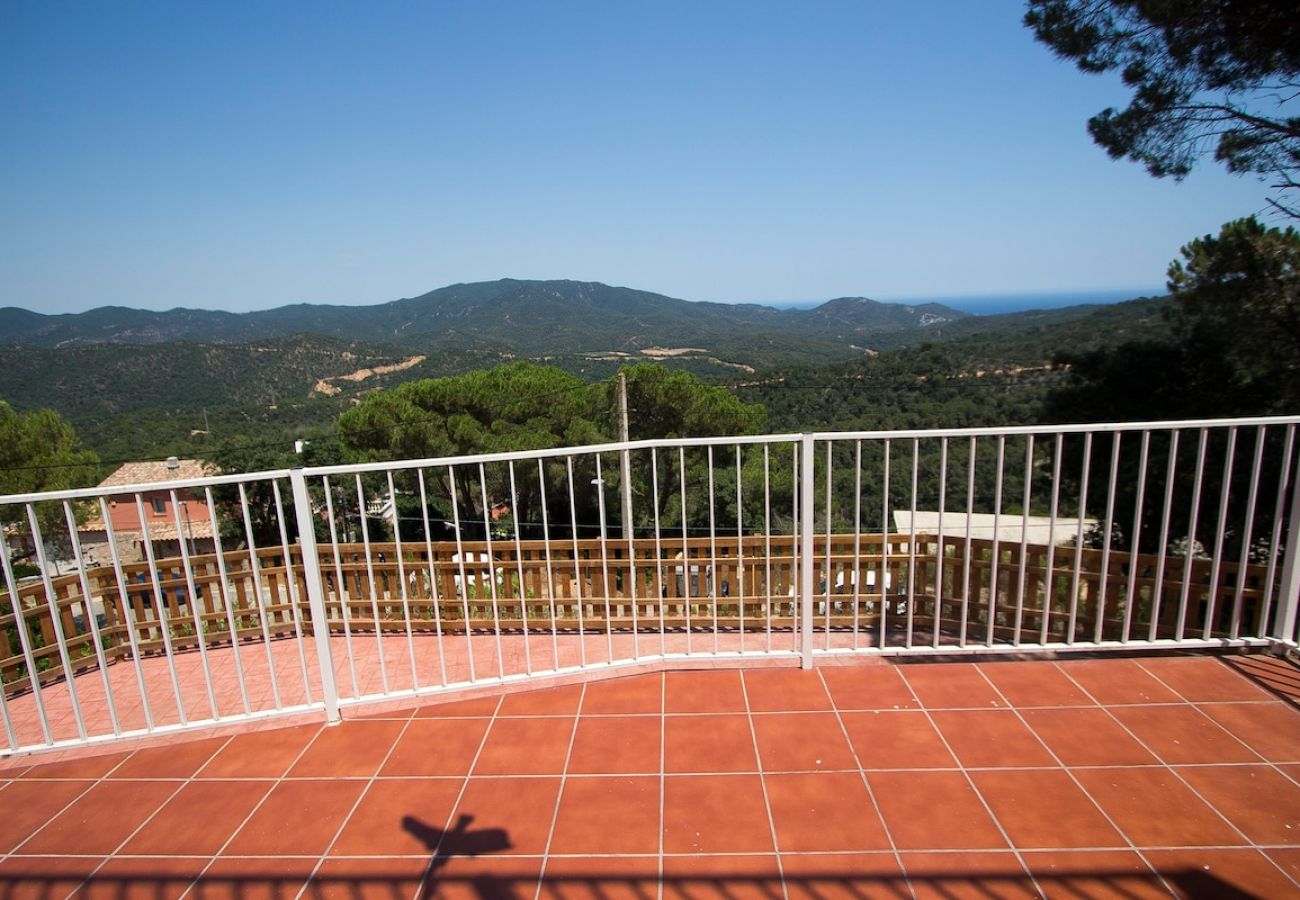 Villa in Lloret de Mar - Fun and Frolic in Lloret del Mar 3.5km to beach!