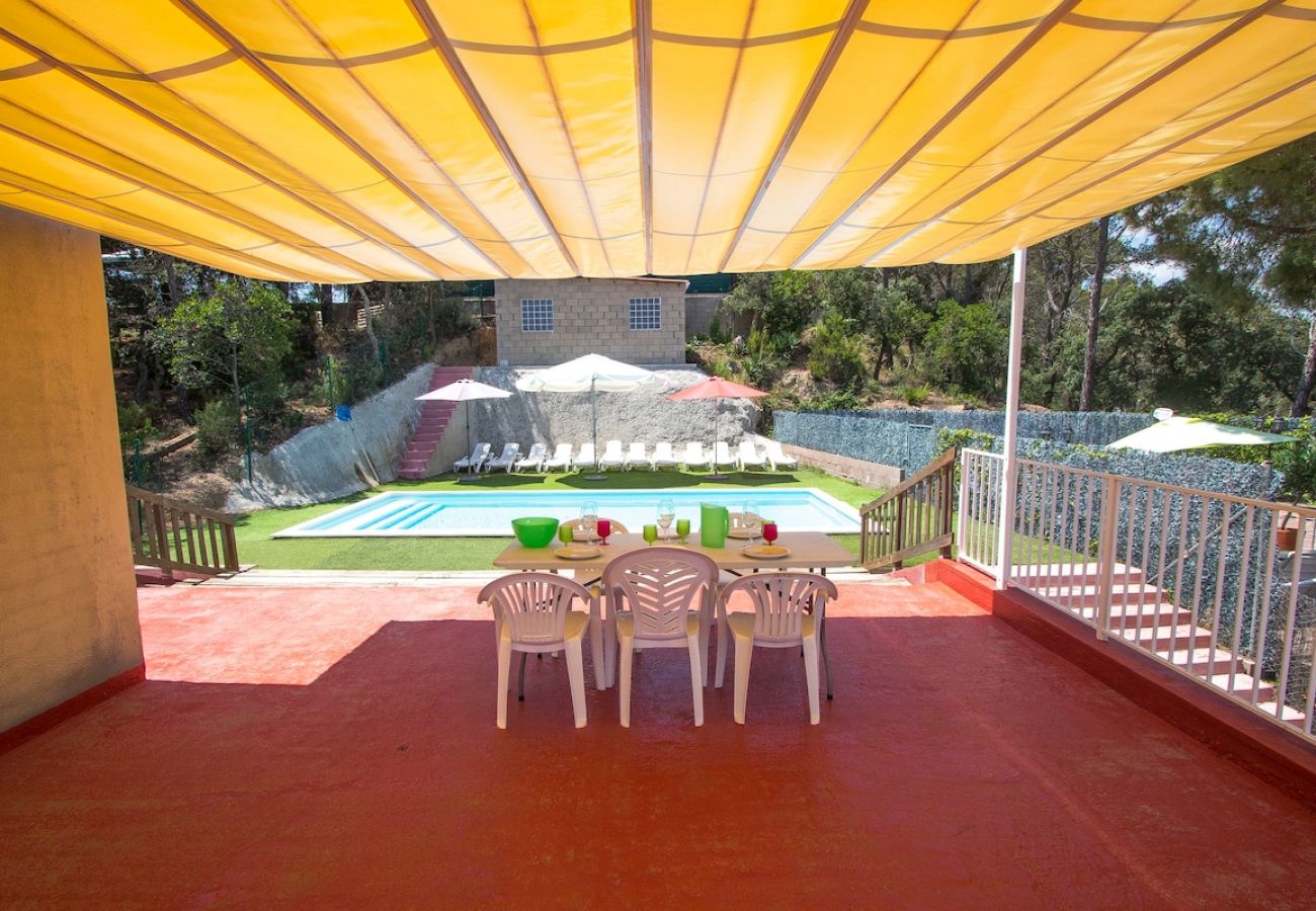 Villa in Lloret de Mar - Fun and Frolic in Lloret del Mar 3.5km to beach!