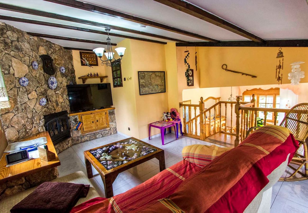 Villa in Castellet i la Gornal - Enticing Elegance - 10min to Costa Dorada beaches!