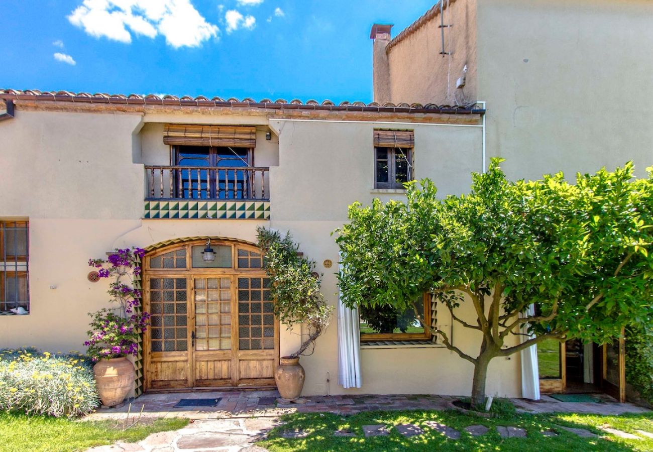 Villa in Castellar del Vallés - Village center (no car needed) 35km to Barcelona!
