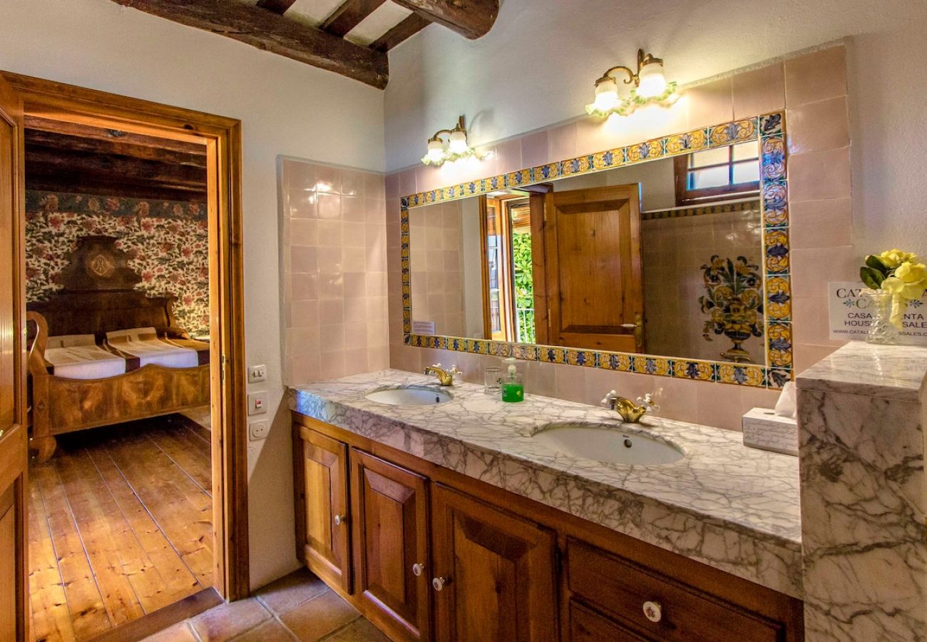 Villa in Castellar del Vallés - Village center (no car needed) 35km to Barcelona!