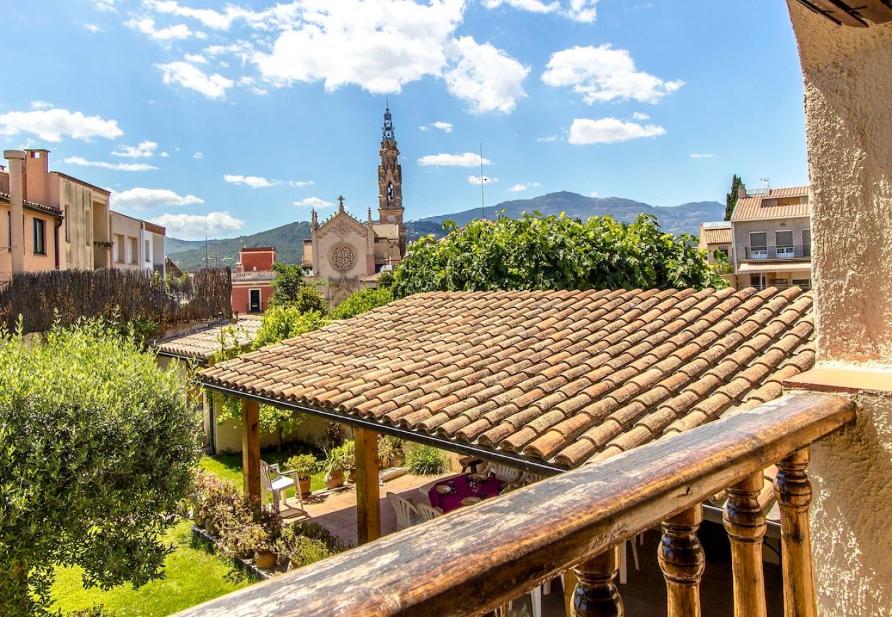 Villa in Castellar del Vallés - Village center (no car needed) 35km to Barcelona!