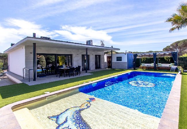 Villa/Dettached house in Sils - Catalunya Casas: Modern Vacation Paradise 'Villa Ainmi' on the Costa Brava! 