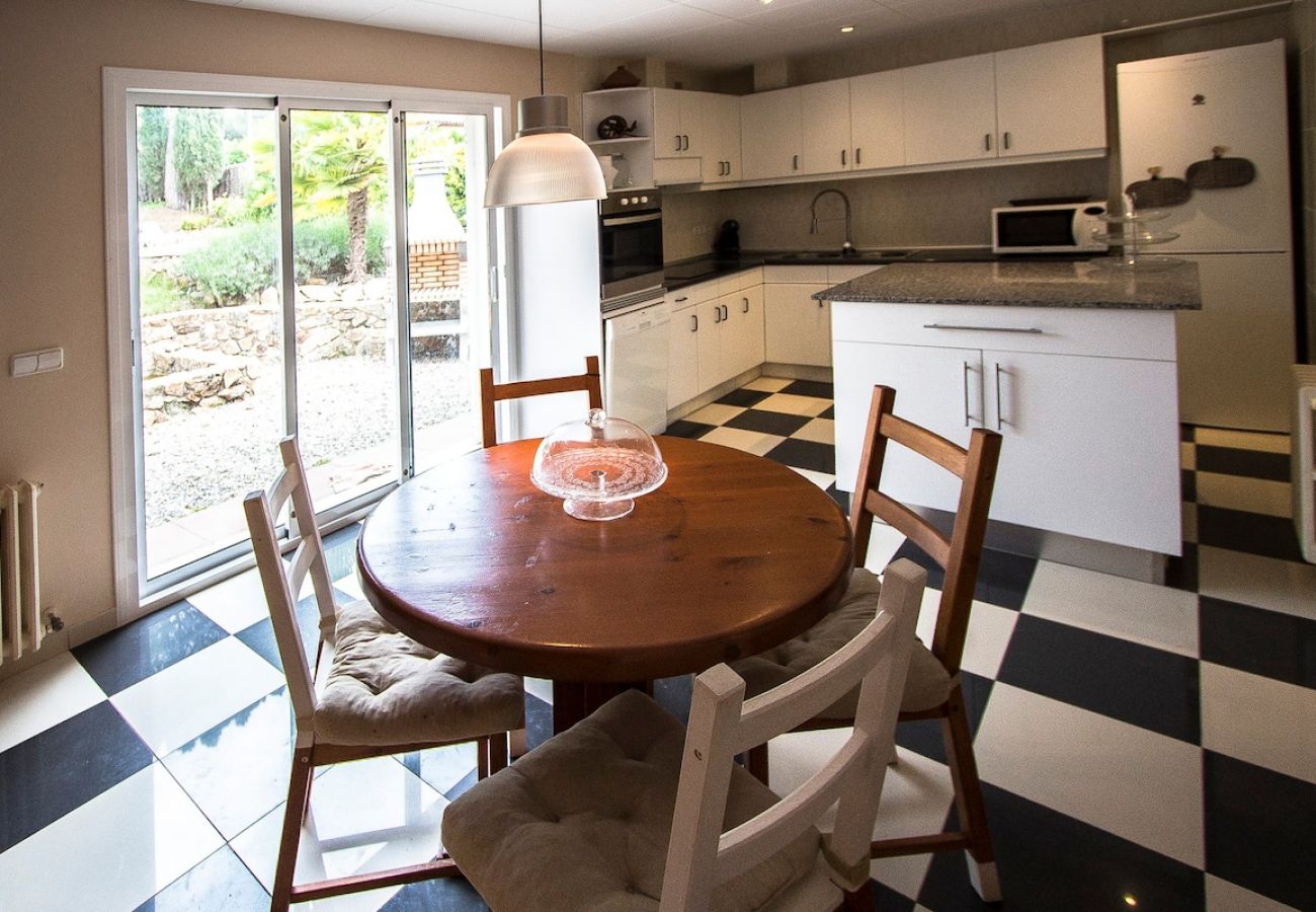 Villa in La Canyera - Delightful Villa - only 18km to Costa Brava beaches!