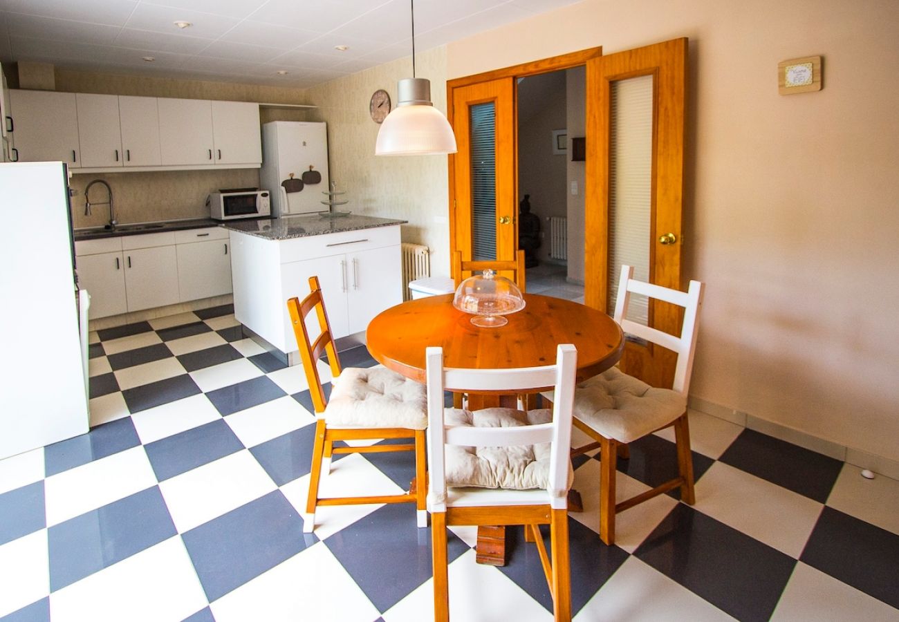 Villa in La Canyera - Delightful Villa - only 18km to Costa Brava beaches!