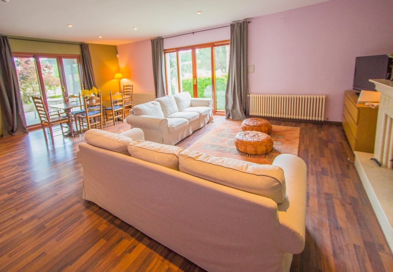 Villa in La Canyera - Delightful Villa - only 18km to Costa Brava beaches!