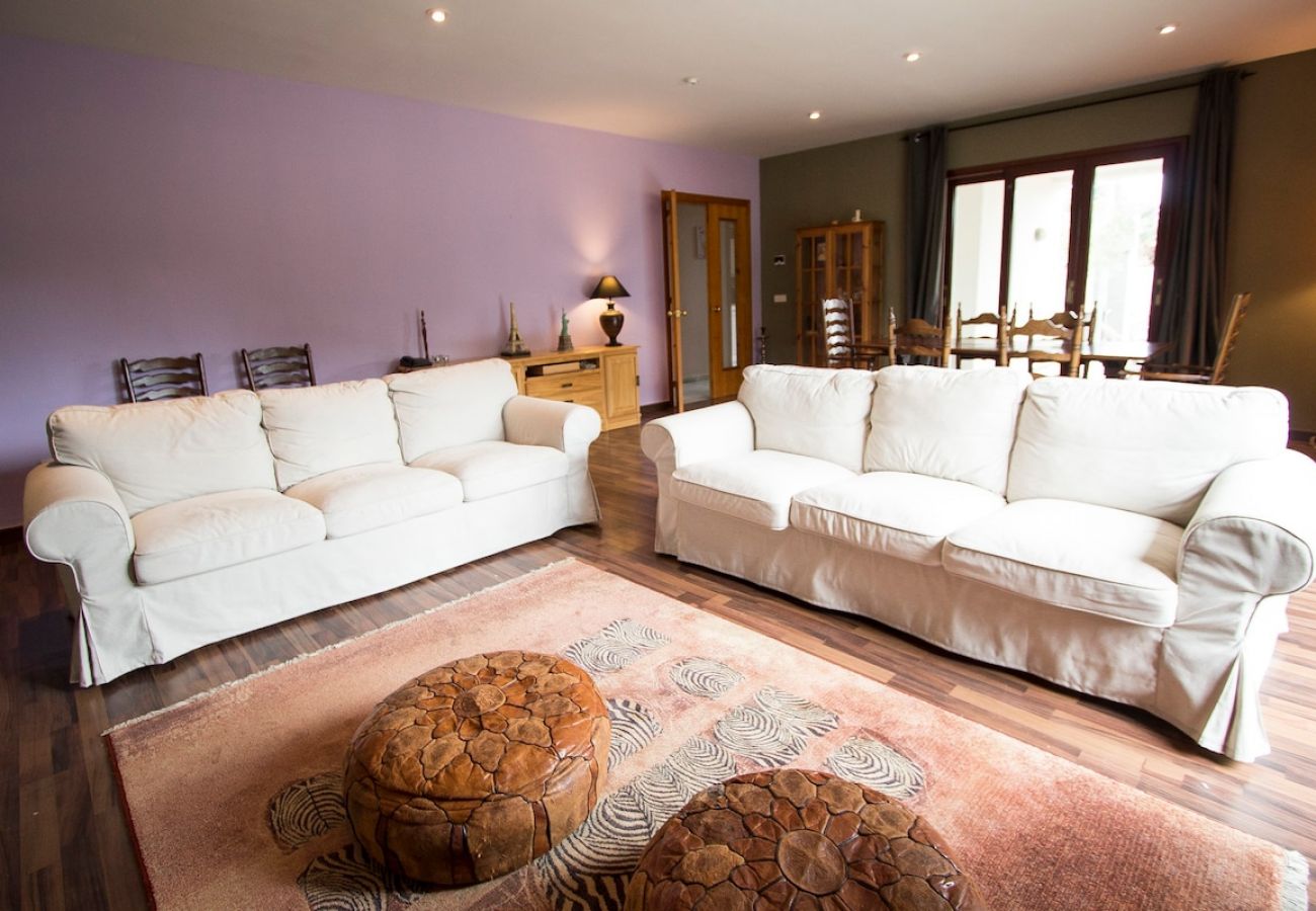 Villa in La Canyera - Delightful Villa - only 18km to Costa Brava beaches!