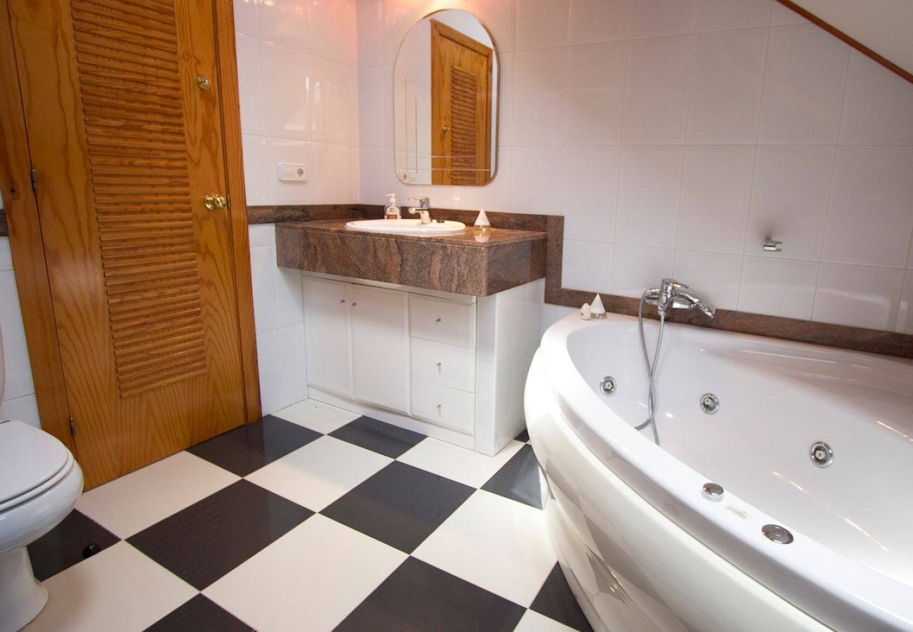 Villa in La Canyera - Delightful Villa - only 18km to Costa Brava beaches!