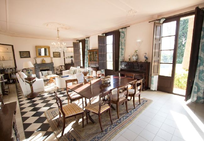 Villa in Banyeres del Penedès - Impressive and Idyllic mansion for up to 40 people! Villa in Banyeres del Penedès - Impressive and Idyllic mansion for up to 40 people!