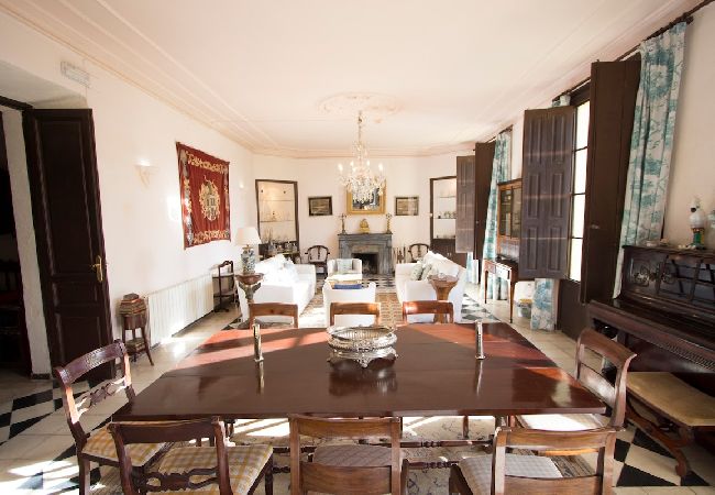 Villa in Banyeres del Penedès - Impressive and Idyllic mansion for up to 40 people! Villa in Banyeres del Penedès - Impressive and Idyllic mansion for up to 40 people!