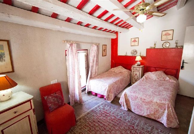 Villa in Banyeres del Penedès - Impressive and Idyllic mansion for up to 40 people! Villa in Banyeres del Penedès - Impressive and Idyllic mansion for up to 40 people!