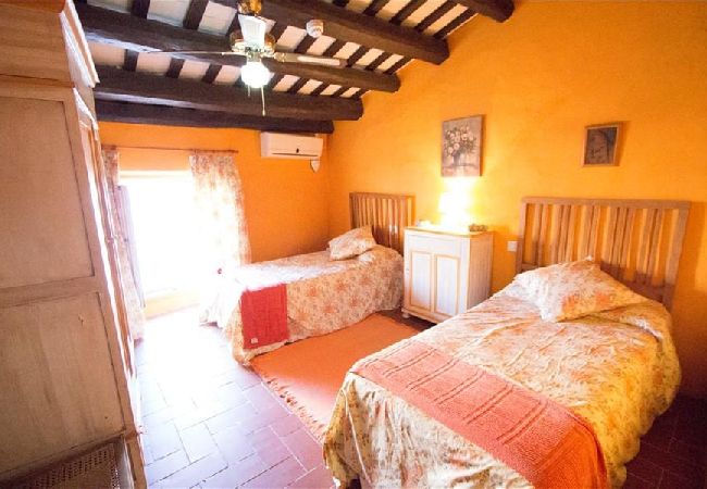 Villa in Banyeres del Penedès - Impressive and Idyllic mansion for up to 40 people! Villa in Banyeres del Penedès - Impressive and Idyllic mansion for up to 40 people!