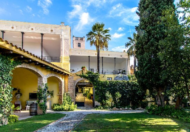 Villa in Banyeres del Penedès - Impressive and Idyllic mansion for up to 40 people! Villa in Banyeres del Penedès - Impressive and Idyllic mansion for up to 40 people!